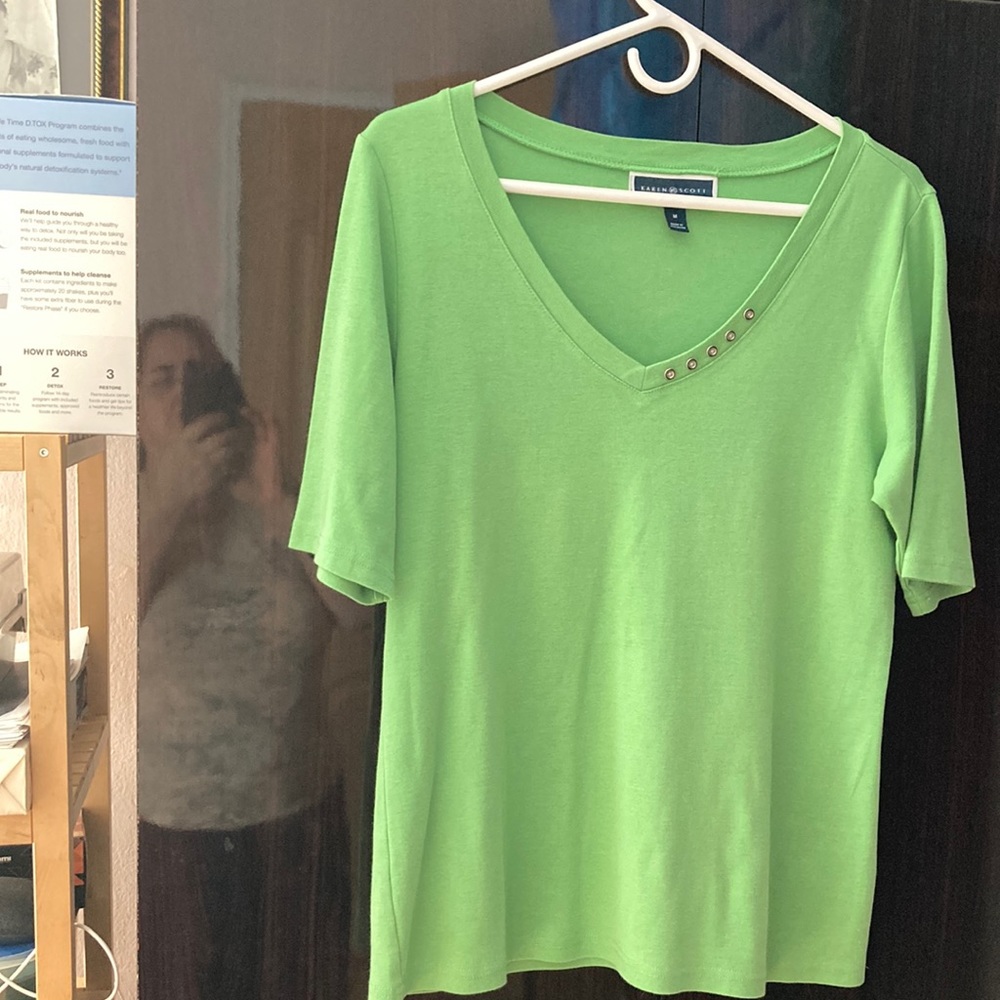 Karen Scott women V-neck cotton top. Size M.